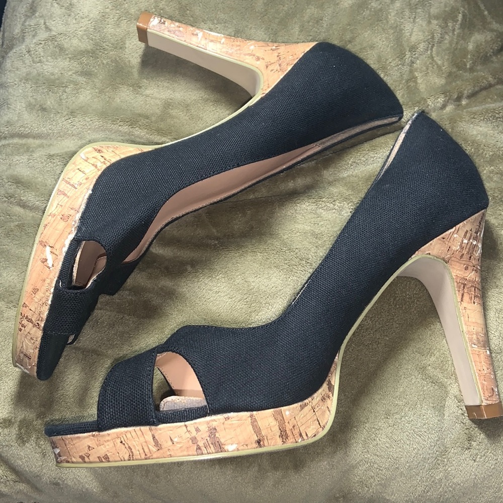 BLACK CROSS PATTERN HEELS